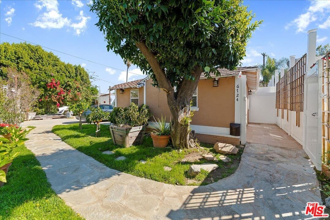 Studio, 1 ba Apartment in Van Nuys, CA — $1,975/mo — photo 1