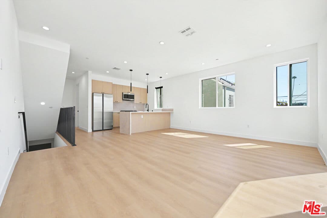 14 bd, 17 ba Townhouse in Los Angeles, CA — $29,995/mo — photo 2
