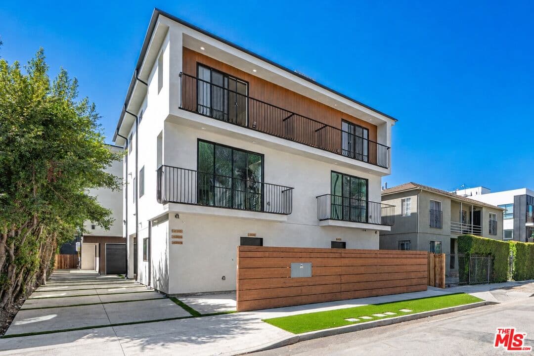 14 bd, 17 ba Townhouse in Los Angeles, CA — $29,995/mo — photo 1