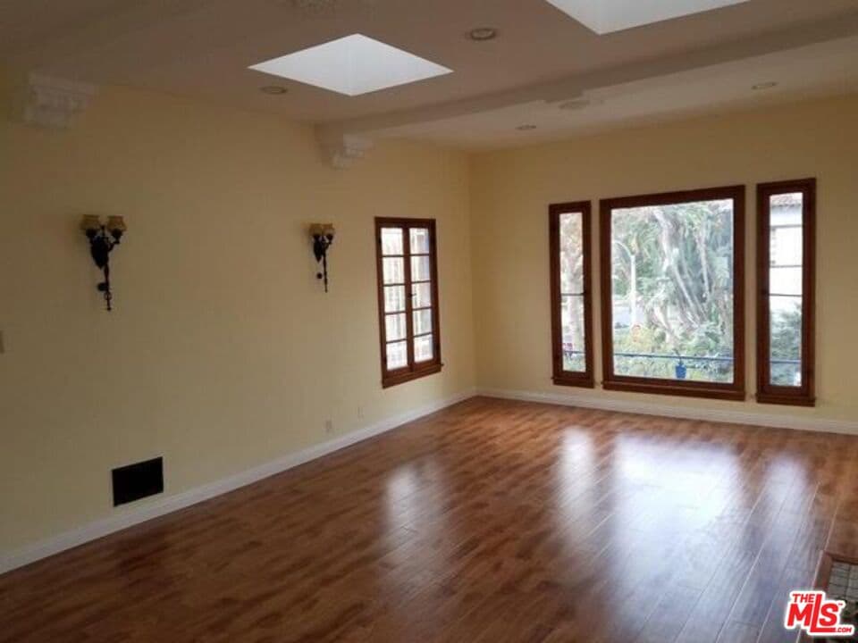 2 bd, 2 ba Townhouse in Beverly Hills, CA — $4,495/mo — photo 2