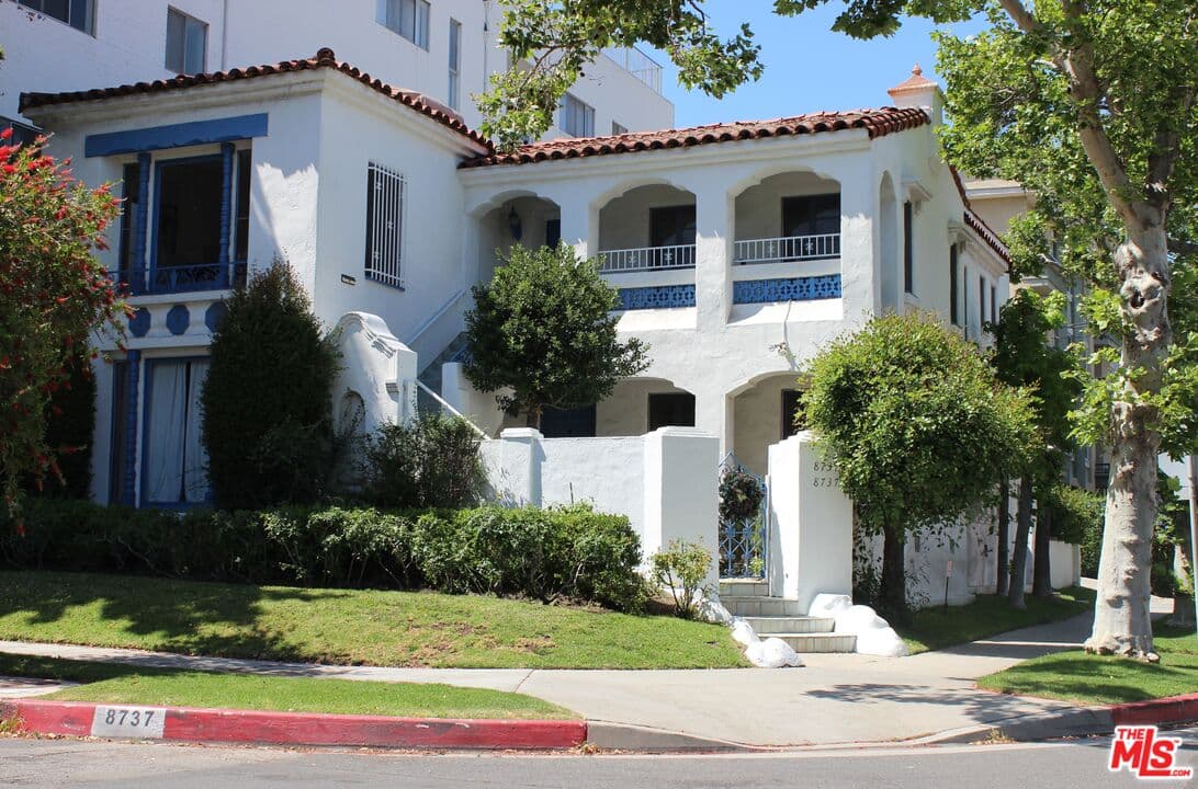 2 bd, 2 ba Townhouse in Beverly Hills, CA — $4,495/mo — photo 1