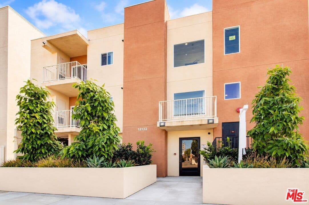 2 bd, 2 ba Condo in North Hollywood, CA — $2,650/mo — photo 1