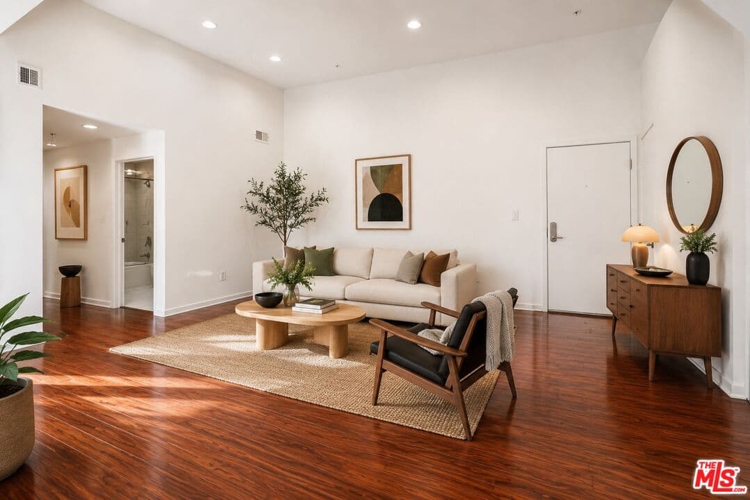 2 bd, 2 ba Condo in North Hollywood, CA — $2,650/mo — photo 2