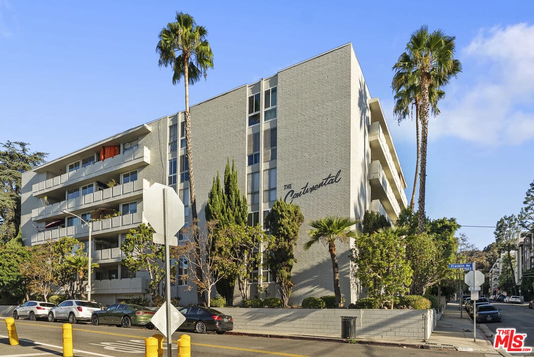 1 bd, 2 ba Condo in Los Angeles, CA — $2,895/mo — photo 2