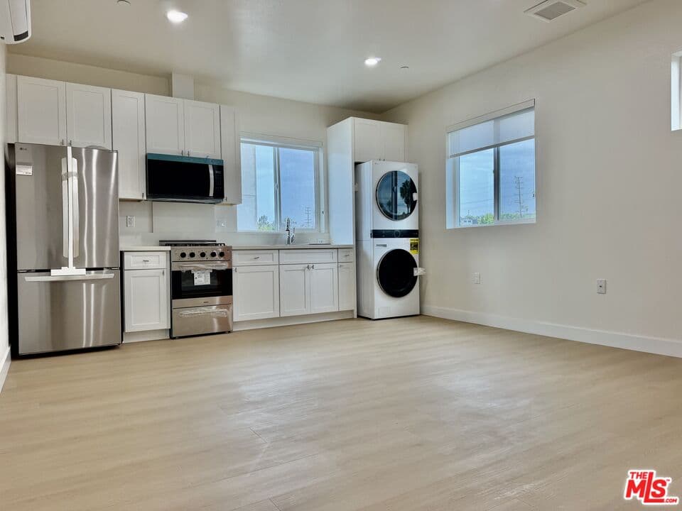 2 bd, 2 ba Apartment in Los Angeles, CA — $2,300/mo — photo 2
