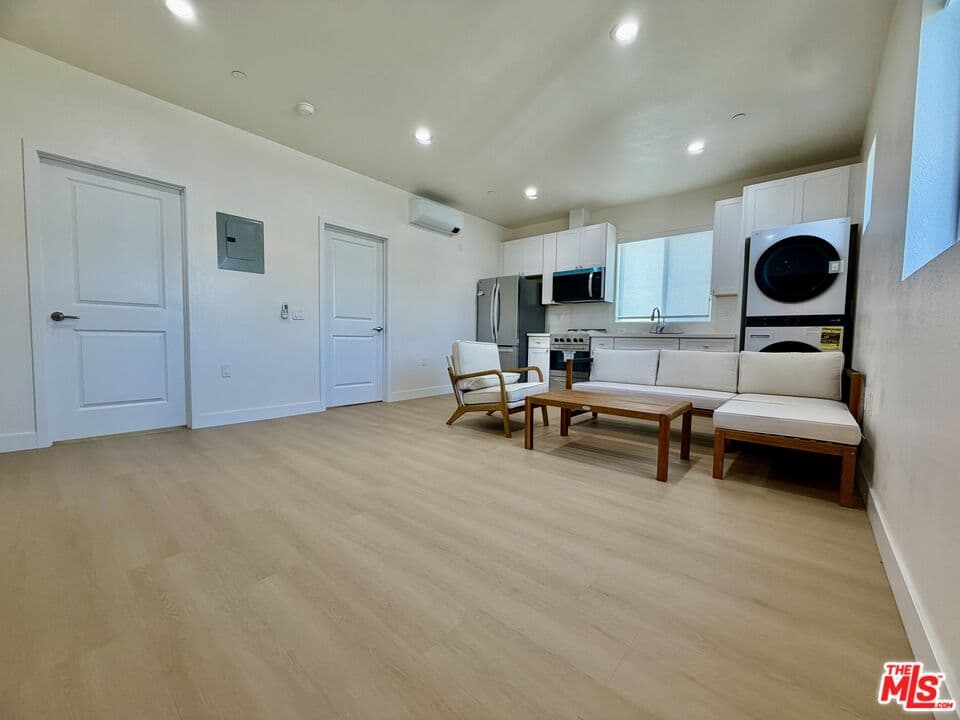 2 bd, 2 ba Apartment in Los Angeles, CA — $2,350/mo — photo 2