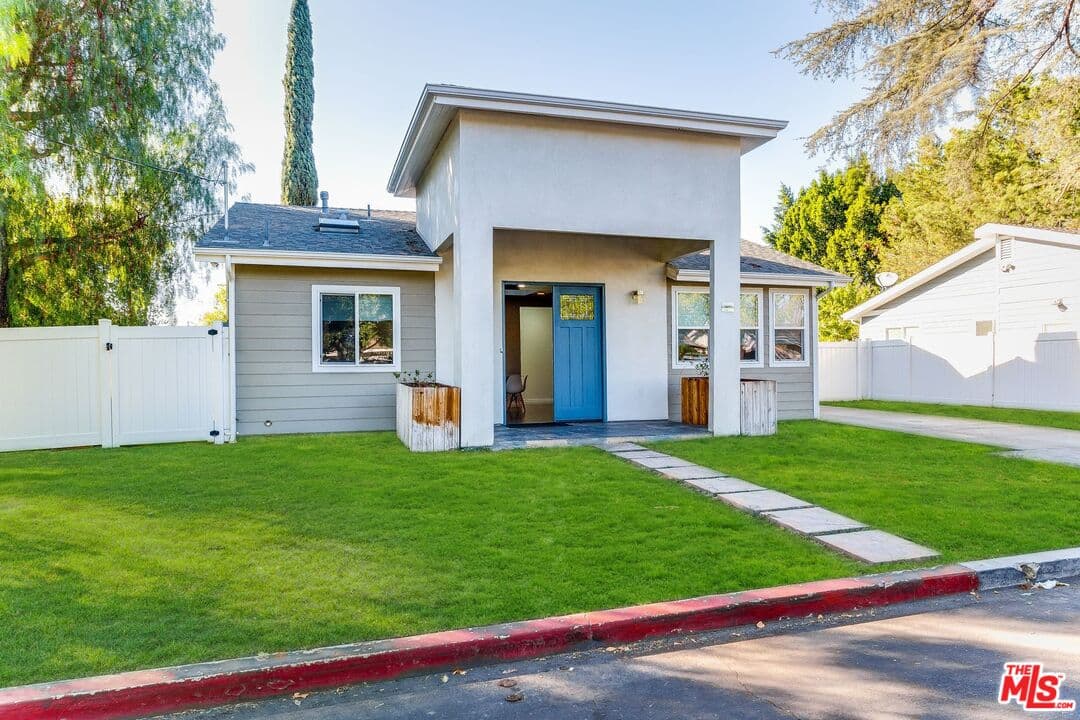 3 bd, 2 ba House in Van Nuys, CA — $4,495/mo — photo 2