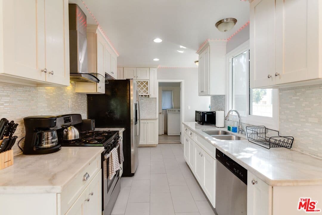 4 bd, 3 ba House in Reseda, CA — $4,395/mo — photo 2