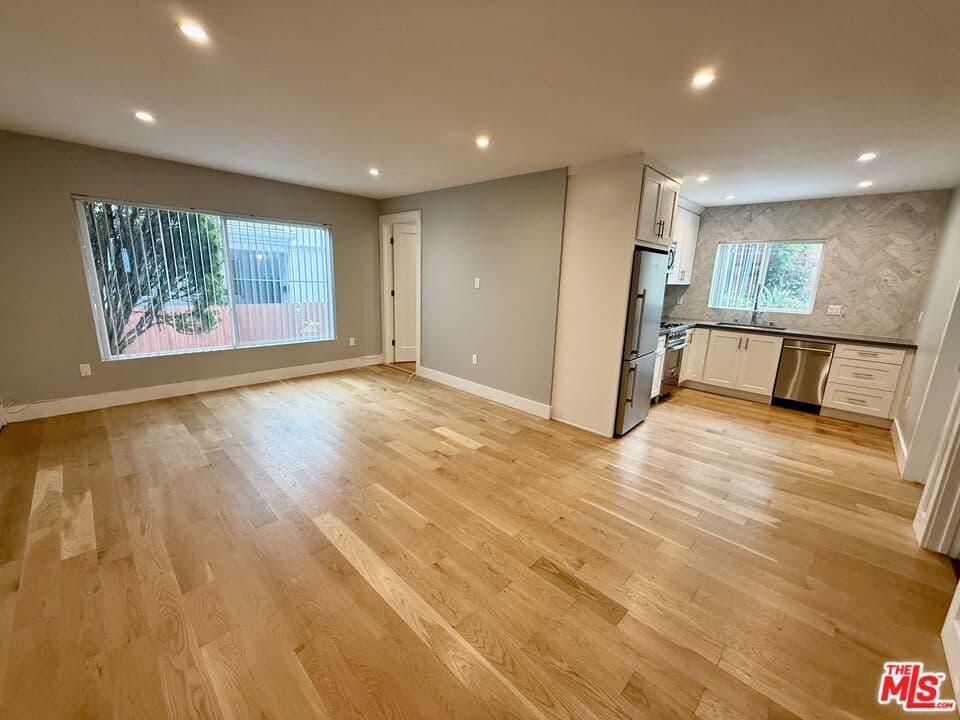 3 bd, 2 ba Townhouse in Santa Monica, CA — $5,450/mo — photo 2
