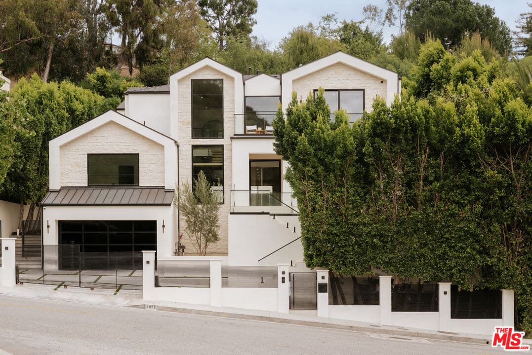 5 bd, 7 ba House in Beverly Hills, CA — $40,000/mo — photo 1