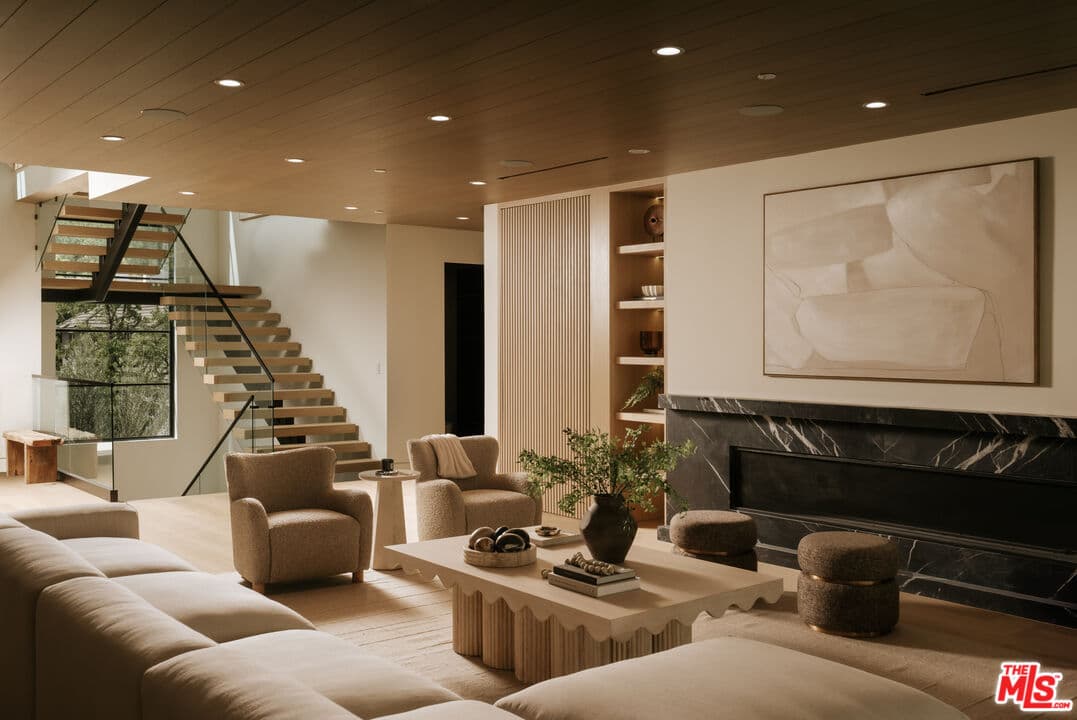 5 bd, 7 ba House in Beverly Hills, CA — $40,000/mo — photo 2