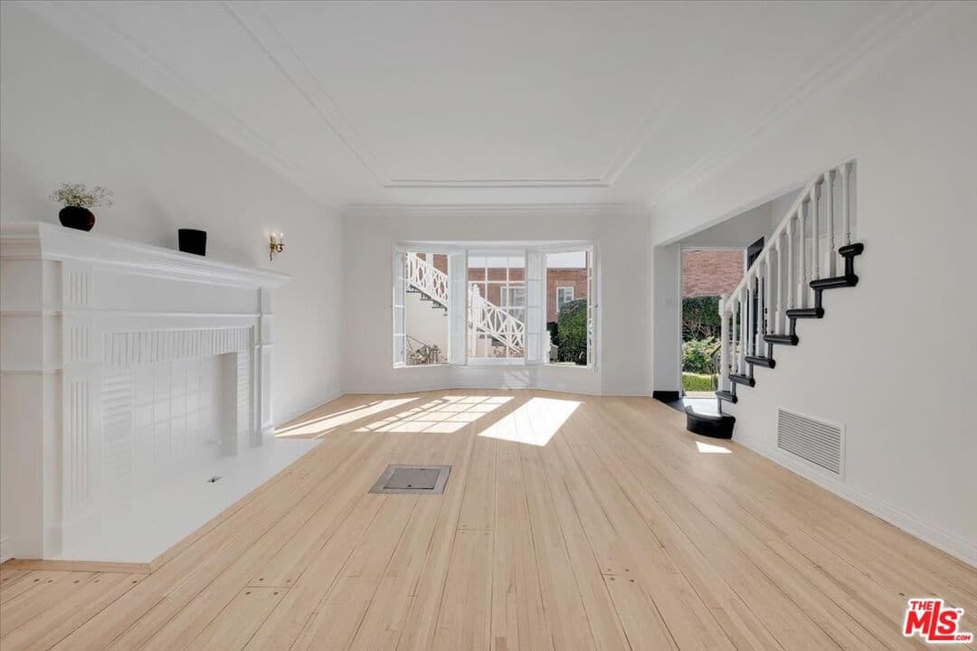 2 bd, 2 ba Condo in Beverly Hills, CA — $6,295/mo — photo 2