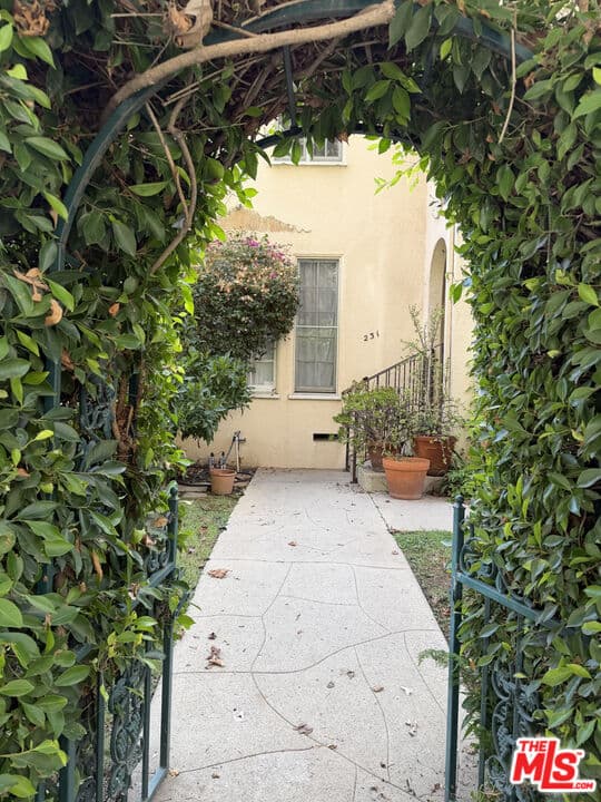 2 bd, 1 ba Townhouse in Beverly Hills, CA — $4,395/mo — photo 1