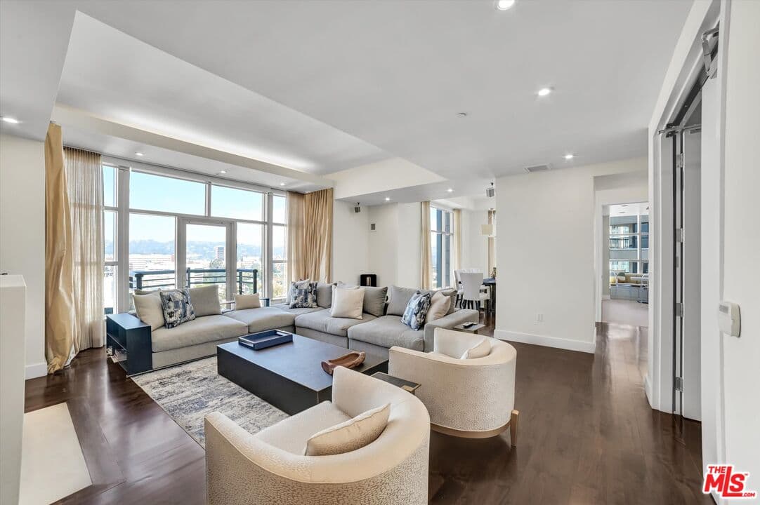 2 bd, 3 ba Condo in Los Angeles, CA — $25,000/mo — photo 2
