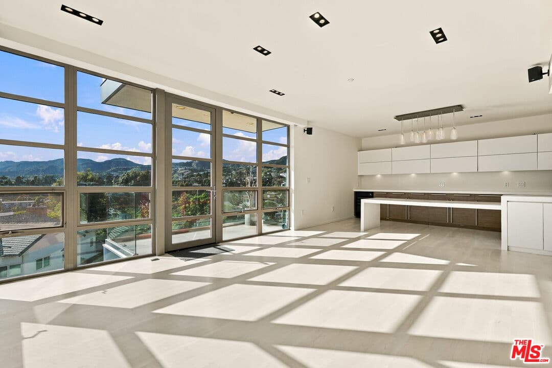 3 bd, 3 ba Condo in Pacific Palisades, CA — $12,500/mo — photo 2