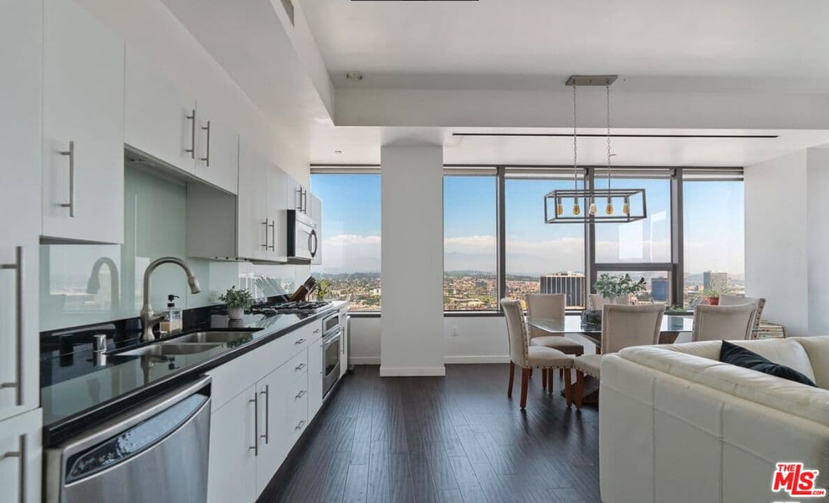 2 bd, 2 ba Condo in Los Angeles, CA — $5,100/mo — photo 2