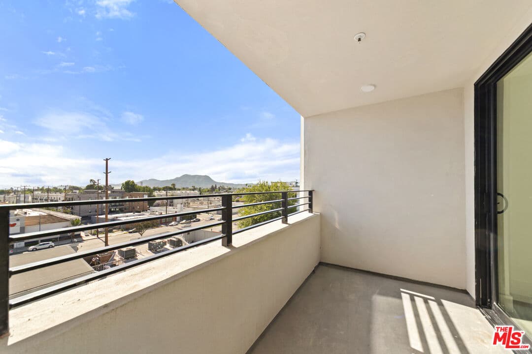 2 bd, 1 ba Apartment in North Hollywood, CA — $2,795/mo — photo 2