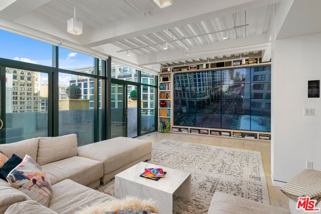 2 bd, 3 ba Condo in Los Angeles, CA — $14,999/mo — photo 2