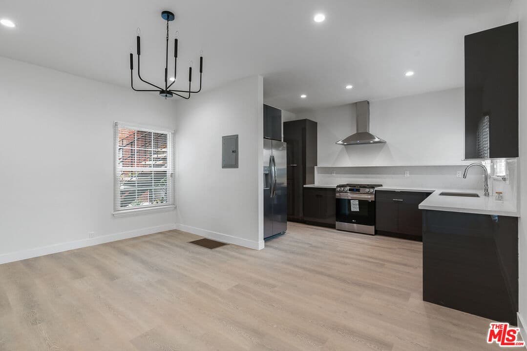 2 bd, 1 ba Apartment in Beverly Hills, CA — $4,195/mo — photo 2