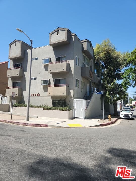 2 bd, 2 ba House in Woodland Hills, CA — $2,600/mo — photo 2