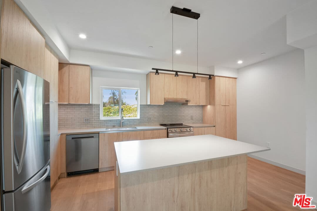 4 bd, 5 ba Townhouse in Los Angeles, CA — $5,795/mo — photo 2
