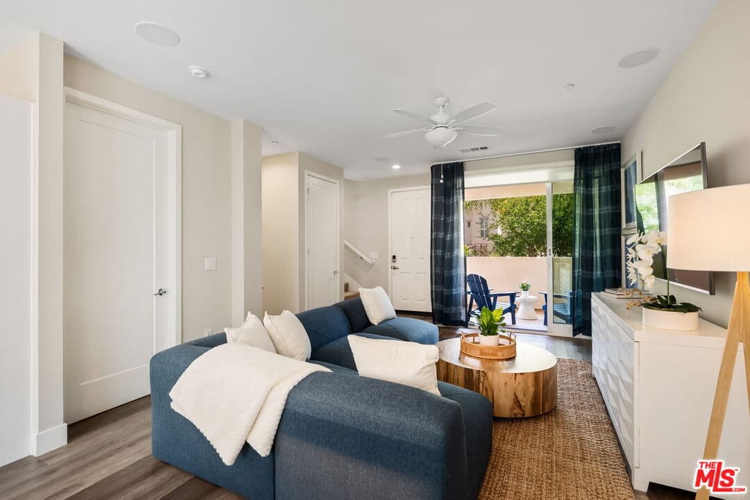 2 bd, 3 ba Townhouse in Calabasas, CA — $7,800/mo — photo 2