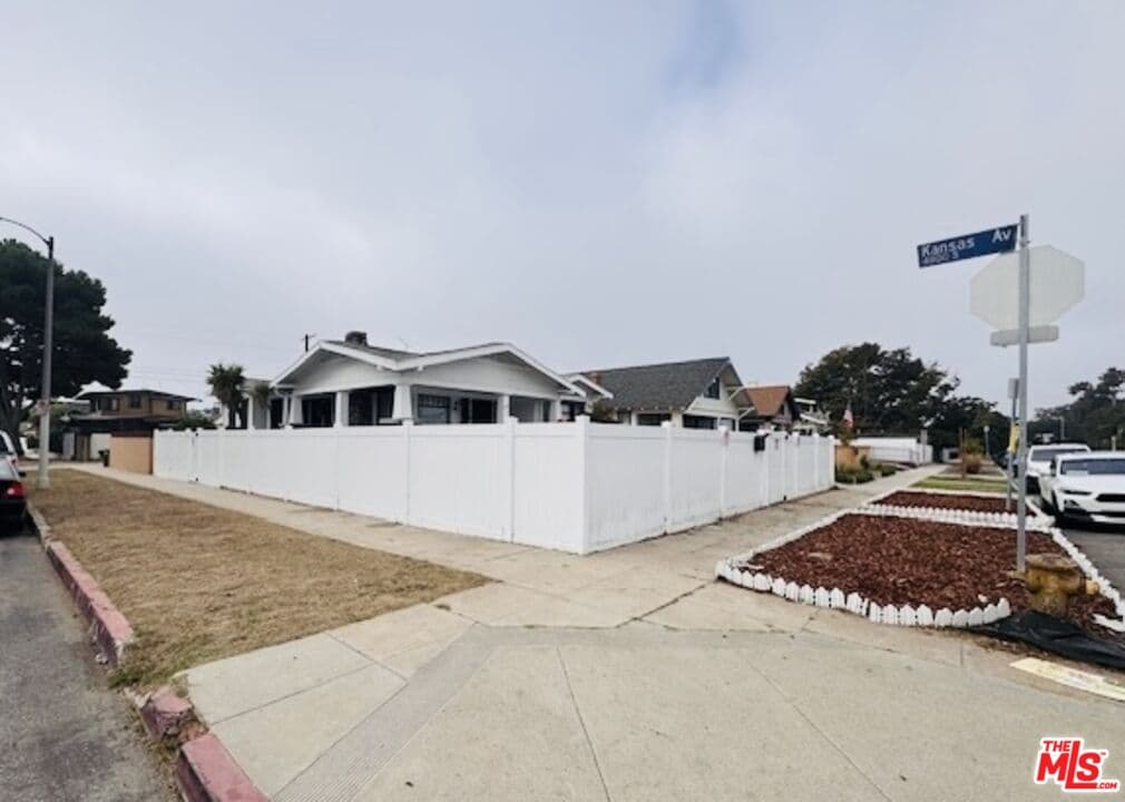 6 bd, 2 ba House in Los Angeles, CA — $5,750/mo — photo 2