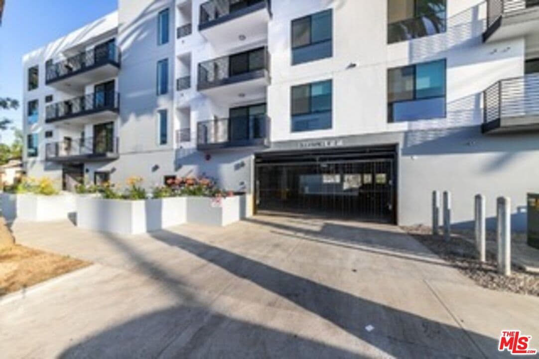 2BR Apartment in Van Nuys β $2,600/mo