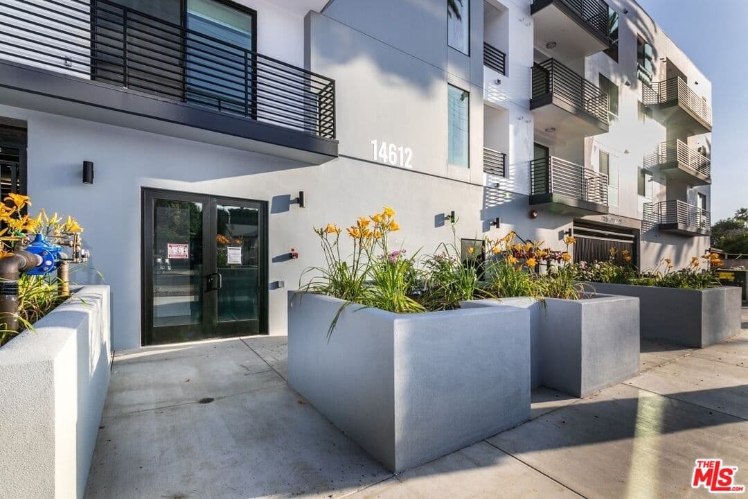 2 bd, 2 ba Apartment in Van Nuys, CA — $2,600/mo — photo 2