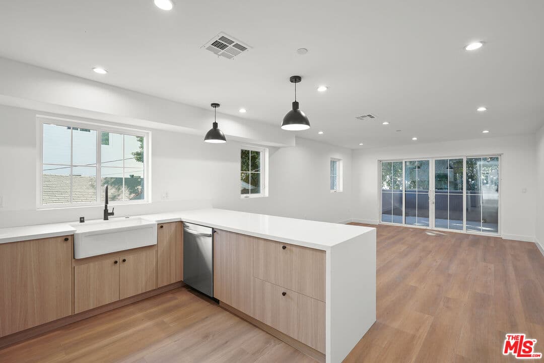 4 bd, 3 ba Townhouse in Los Angeles, CA — $4,583/mo — photo 1