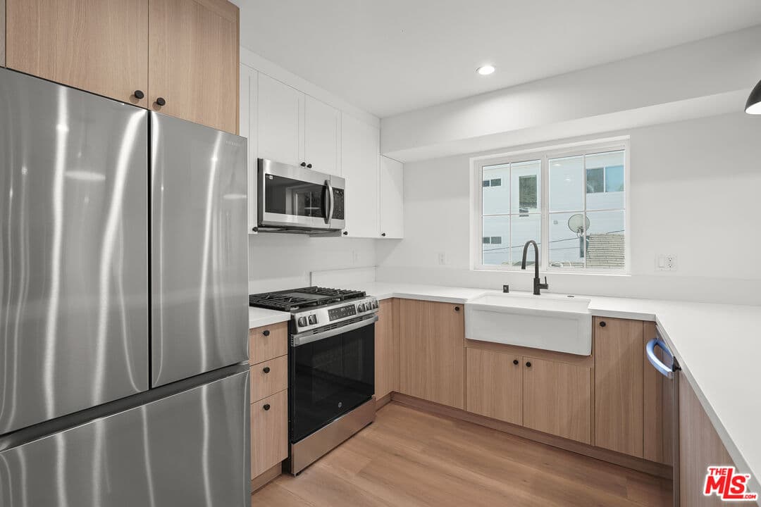 4 bd, 3 ba Townhouse in Los Angeles, CA — $4,583/mo — photo 2