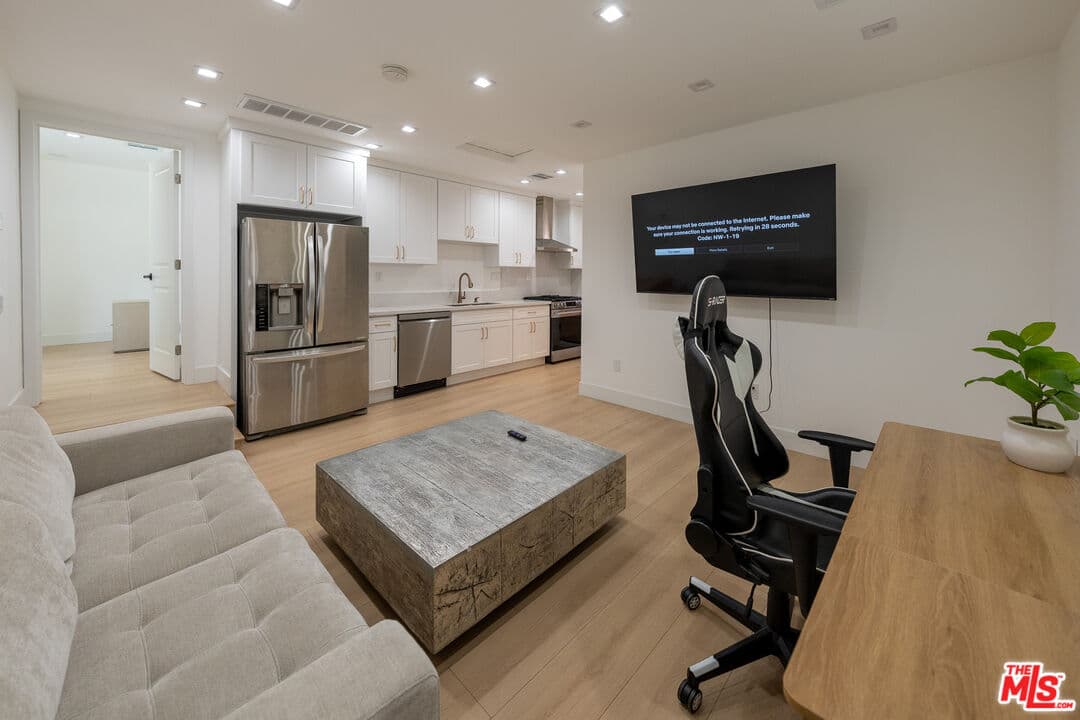 1 bd, 1 ba House in North Hollywood, CA — $2,300/mo — photo 2