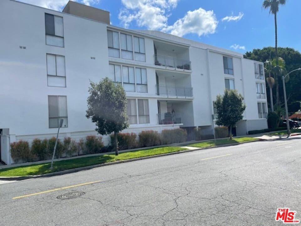 3 bd, 2 ba Apartment in Beverly Hills, CA — $5,595/mo — photo 1