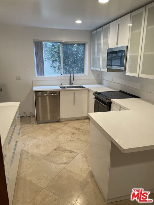 3 bd, 2 ba Apartment in Beverly Hills, CA — $5,595/mo — photo 2