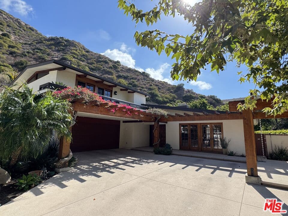 5 bd, 4 ba House in Malibu, CA — $11,000/mo — photo 1