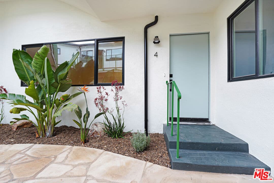 Studio, 1 ba Townhouse in Pacific Palisades, CA — $2,500/mo — photo 2