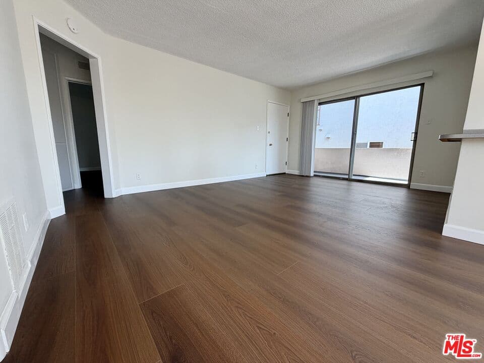 3 bd, 2 ba Townhouse in Los Angeles, CA — $4,250/mo — photo 2