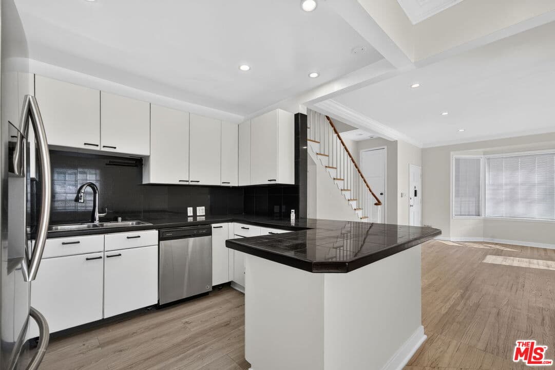 2 bd, 2 ba House in Beverly Hills, CA — $4,124/mo — photo 2