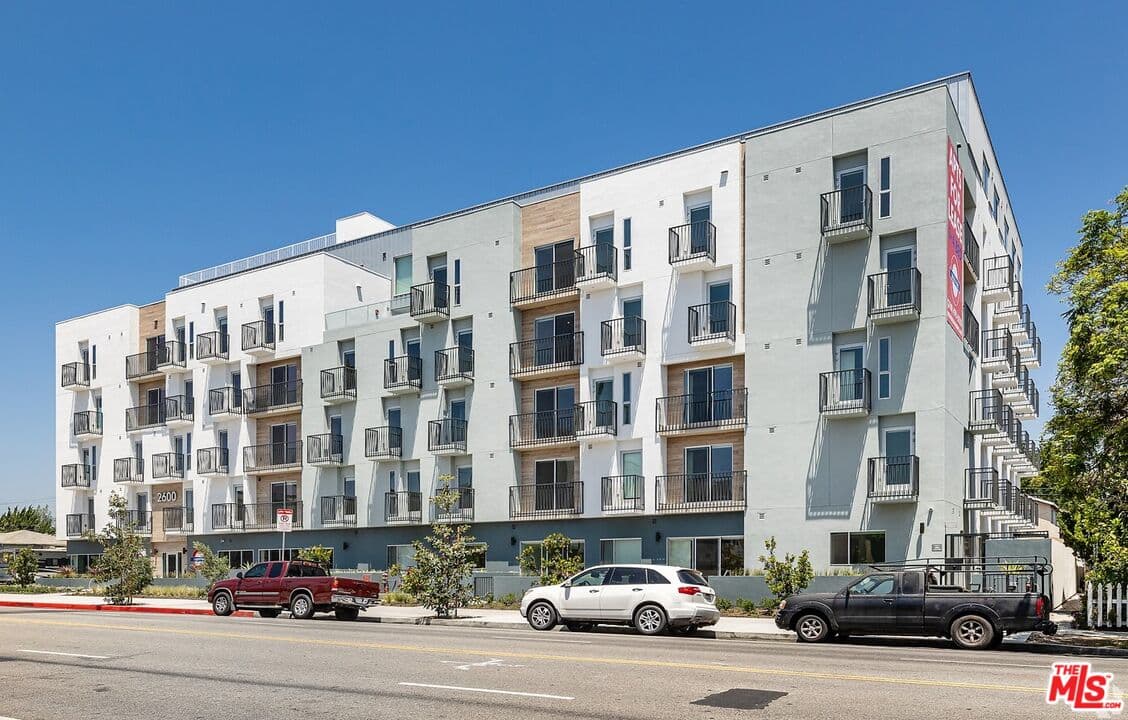 3 bd, 6 ba Townhouse in Los Angeles, CA — $5,095/mo — photo 2