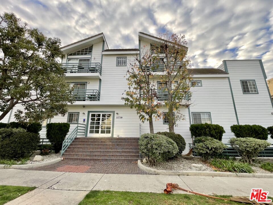2 bd, 3 ba Townhouse in Los Angeles, CA — $4,495/mo — photo 2