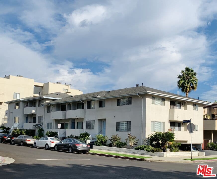 3 bd, 3 ba Apartment in Los Angeles, CA — $5,100/mo — photo 2