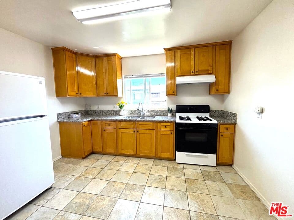 2 bd, 2 ba Apartment in Los Angeles, CA — $2,600/mo — photo 2