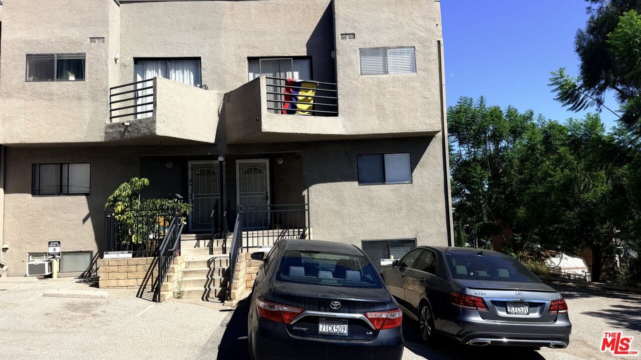 3 bd, 3 ba Condo in Los Angeles, CA — $4,950/mo — photo 2