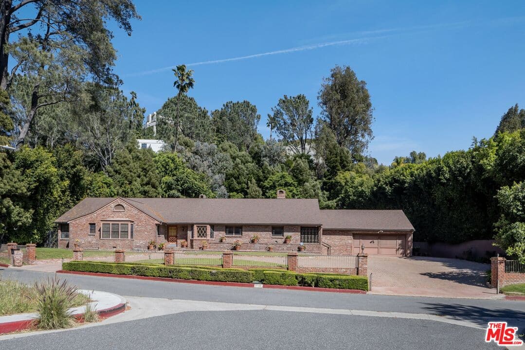 4 bd, 5 ba House in Beverly Hills, CA — $13,800/mo — photo 2