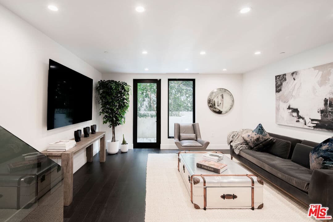 2 bd, 2 ba Condo in Los Angeles, CA — $10,995/mo — photo 2