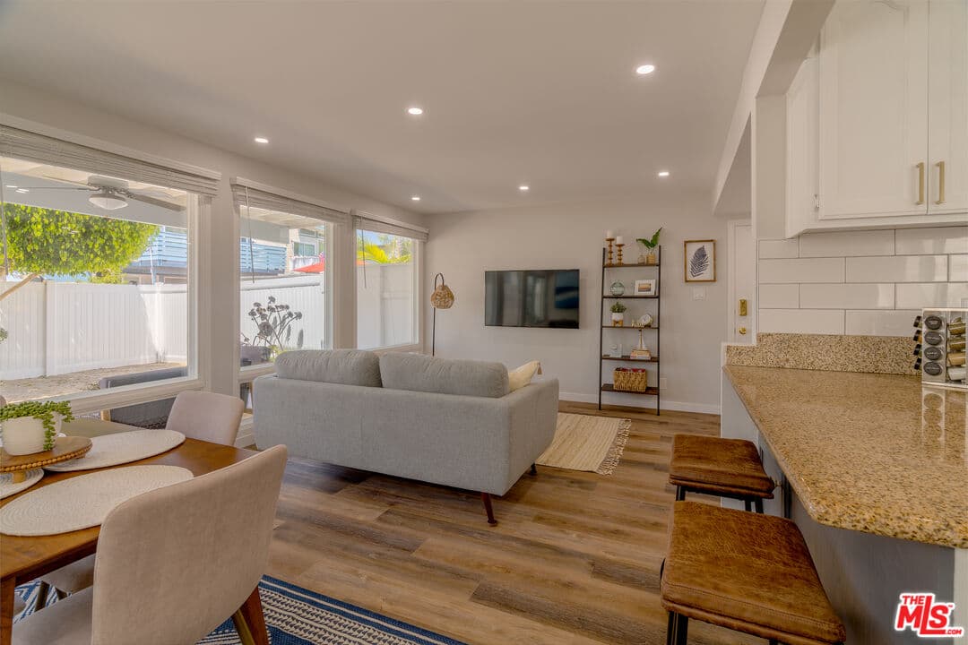 3 bd, 1 ba Townhouse in Los Angeles, CA — $5,300/mo — photo 2