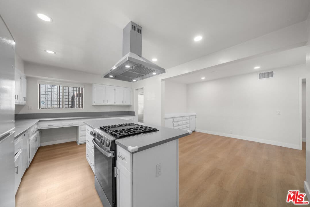 3 bd, 2 ba Townhouse in Los Angeles, CA — $3,200/mo — photo 2