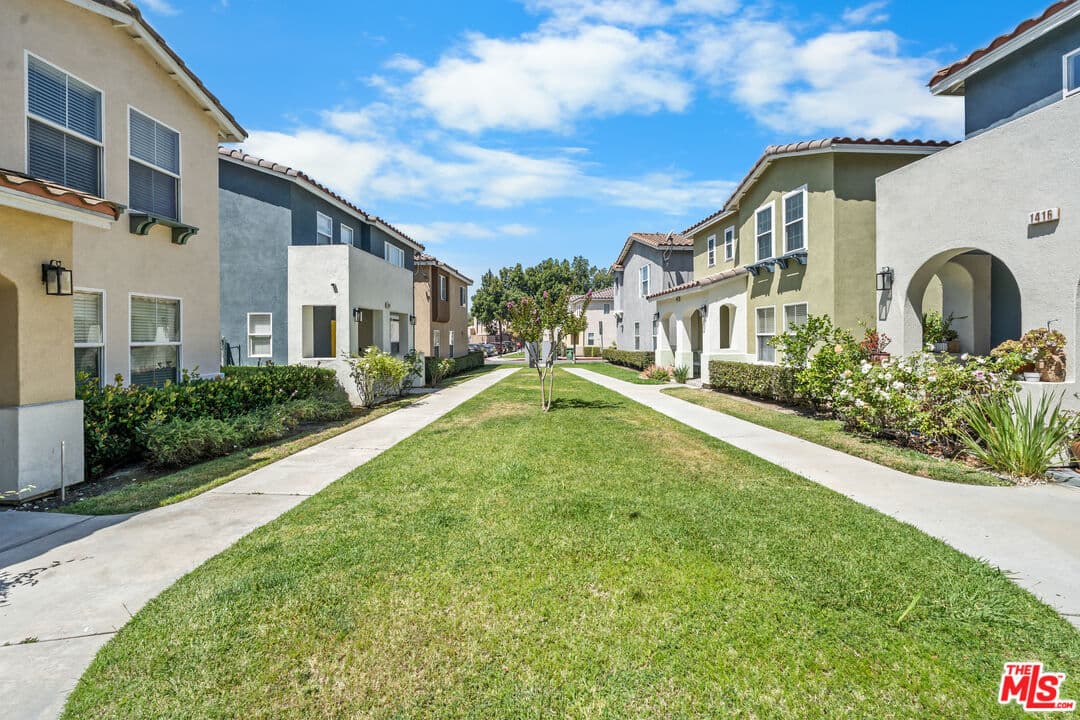 3 bd, 3 ba Townhouse in Los Angeles, CA — $3,800/mo — photo 2