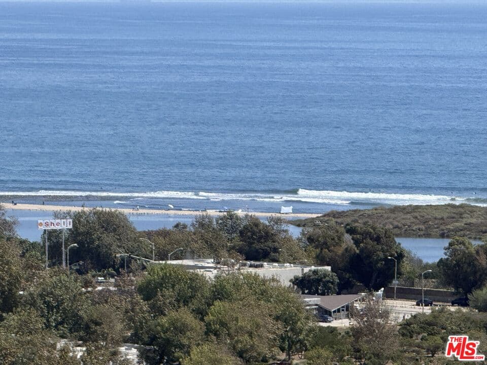 3 bd, 3 ba House in Malibu, CA — $12,800/mo — photo 2