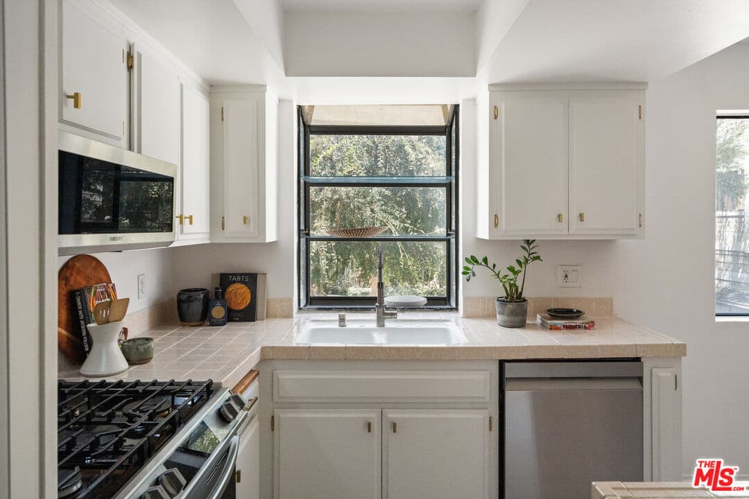 2 bd, 2 ba Condo in Los Angeles, CA — $3,995/mo — photo 2